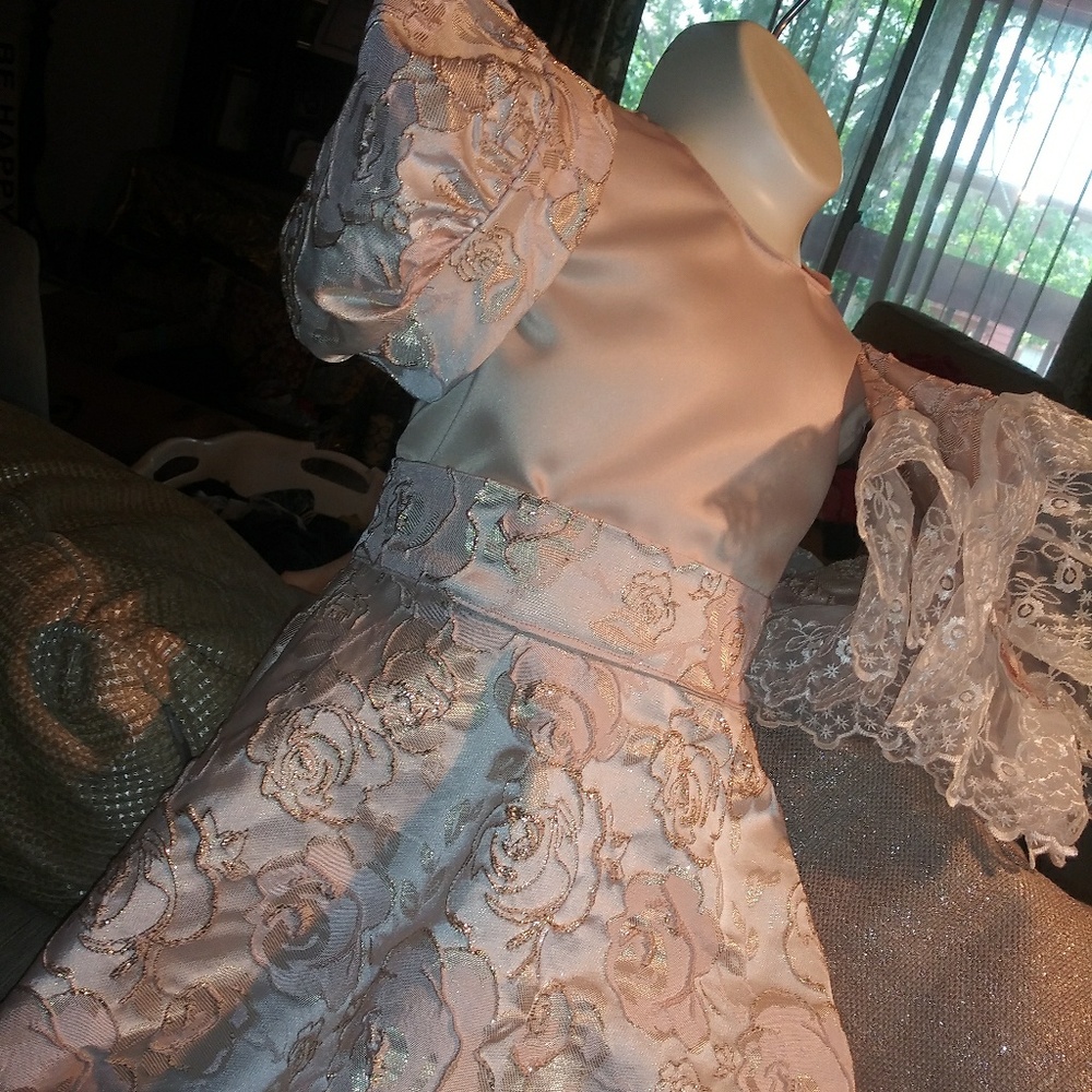 3pc. Toddler Size 3. Midi Dress w/ matching cap &